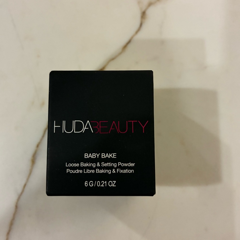 HUDA BEAUTY easy Bake Loose Setting Powder. Colour = pound cake. Brand new!